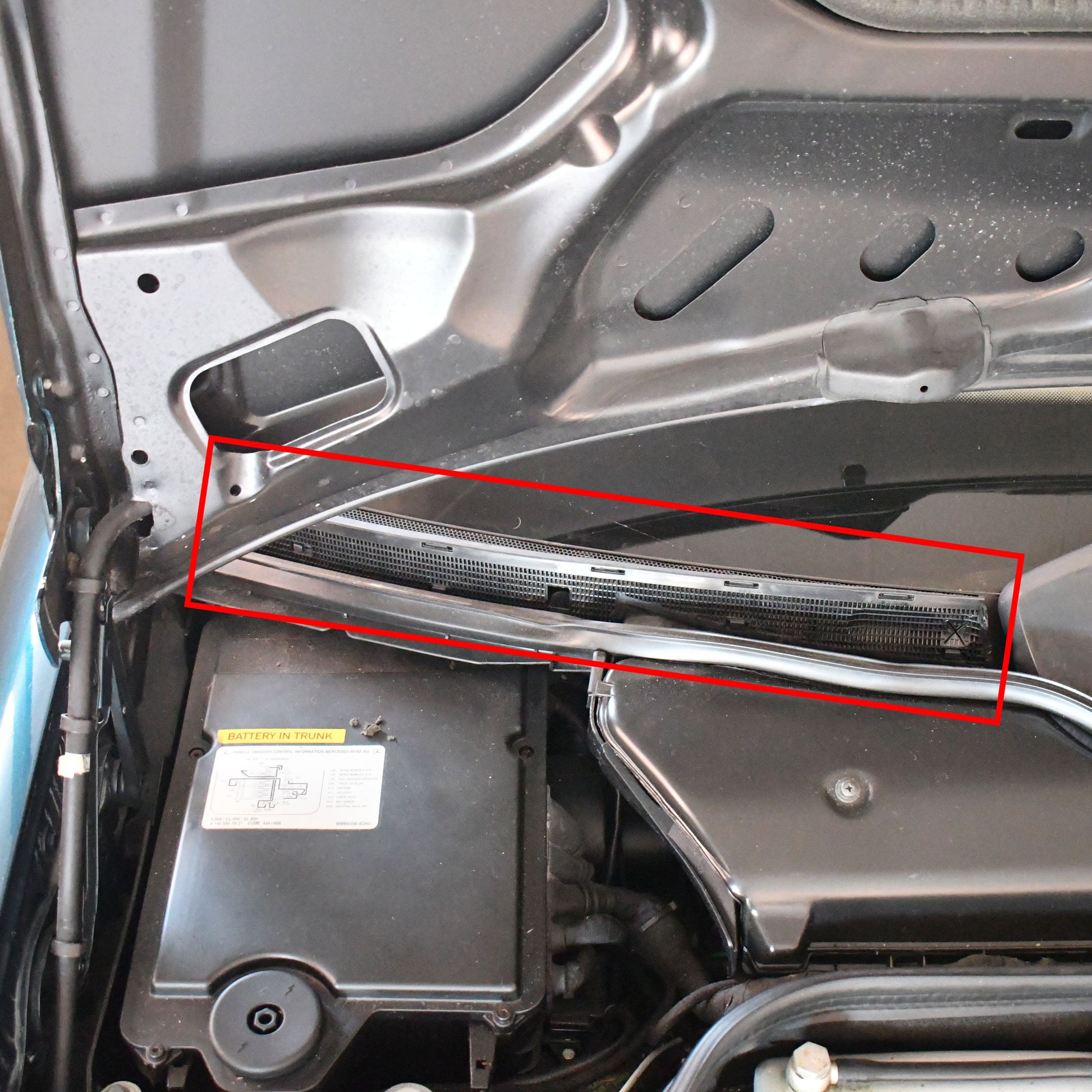 Classic Trim Parts - Windshield Molding (Right) Genuine Mercedes - Mercedes-Benz