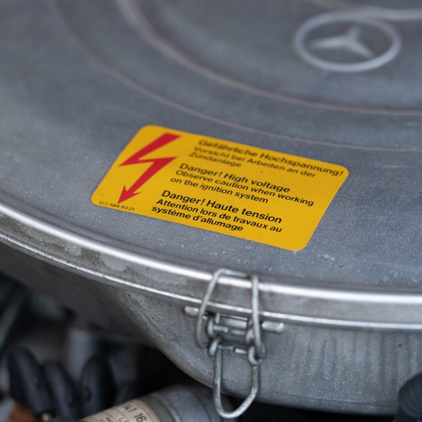 Classic Trim Parts - Air Cleaner Caution Sticker Genuine Mercedes - R107 Models - Mercedes-Benz